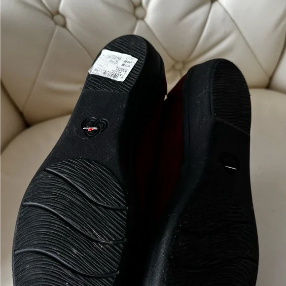 Clarks Women's Slip-On Flats in Burgundy - Picture 6 of 8
